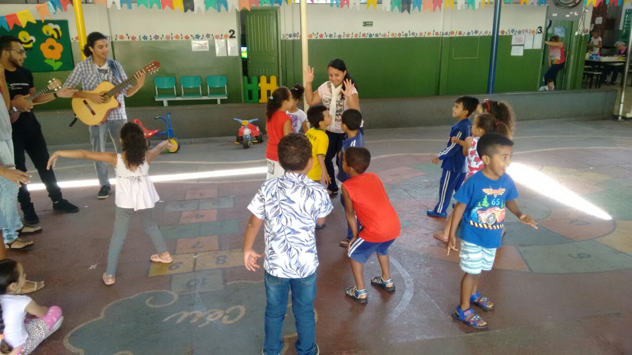 Crianças do CMEI Viver a Infância e alunos participantes do projeto de extensão durante uma das ações executadas no projeto.